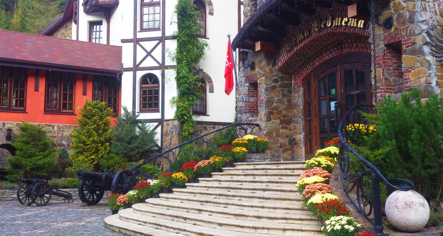 Квіти осені на сходах готелю Вежа Ведмежа