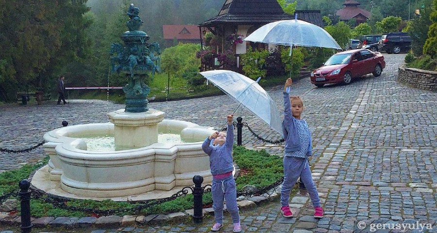 Відпочинок у дощ в Україні з дітьми. Чим можна зайнятися у непогоду? Прозорі парасолі