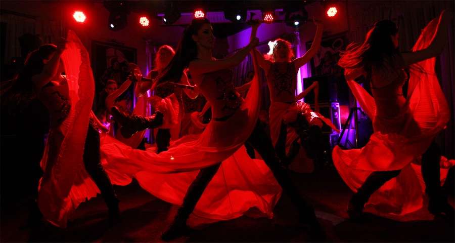 Танцювальні шоу як елемент корпоративного відпочинку в Карпатах