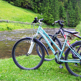Велосипедні мандрівки влітку по зелених гірських дорогах біля річки. Славське - Волосянка