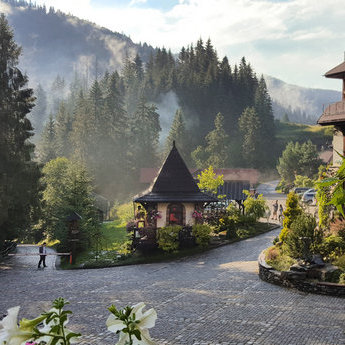 Один з найкрасивіших готелів в Україні для розкішного відпочинку у Карпатах влітку