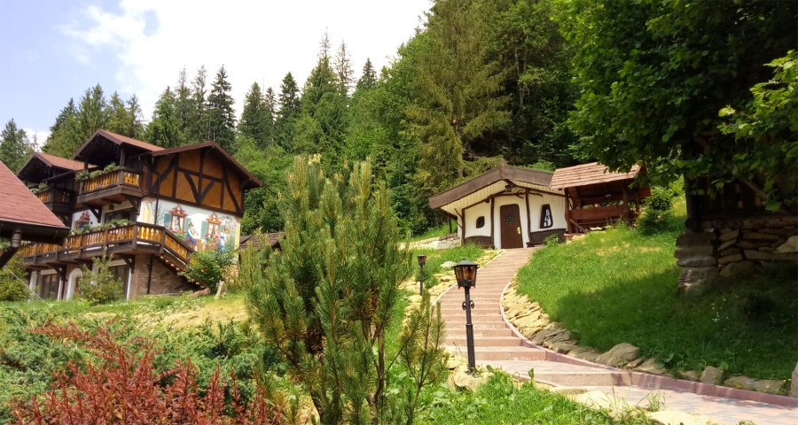 Казковий будиночок біля лісу у Карпатах, еко-відпочинок в Україні