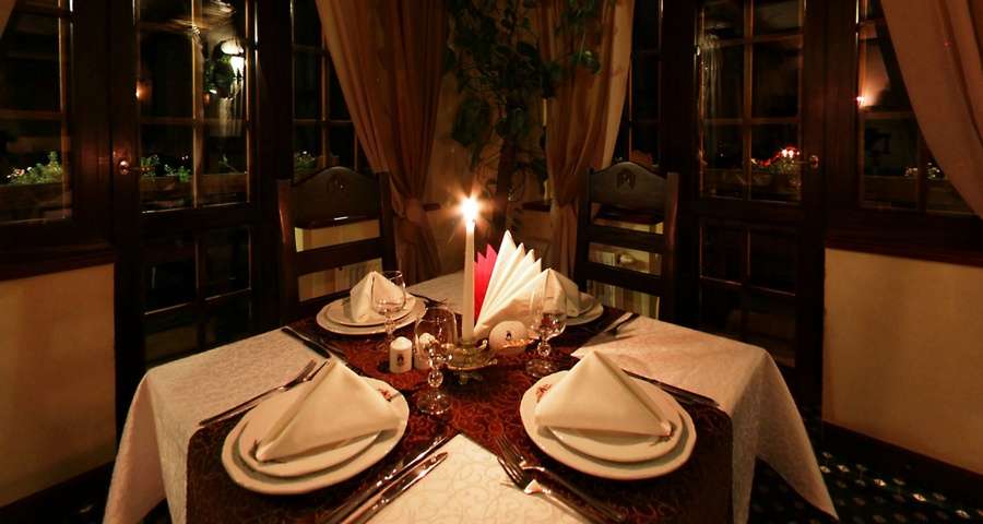 Романтична вечеря при свічках в ресторані Трапезна, Карпати