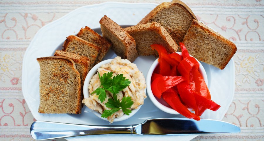 Українська закуска: сало, маринований перець і підсмажений хліб