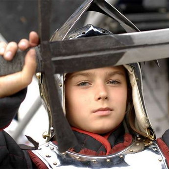 Хлопчик в середньовічних лицарських латах, готель Вежа Ведмежа