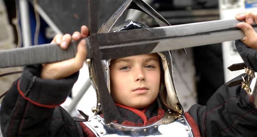 Хлопчик в середньовічних лицарських латах, готель Вежа Ведмежа