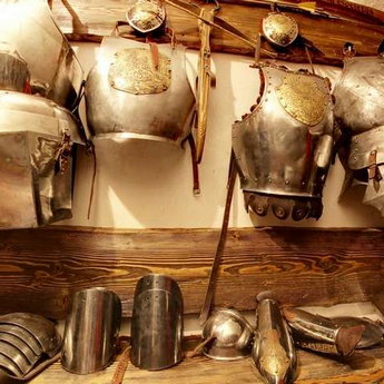 Середньовічні обладунки у зброярні