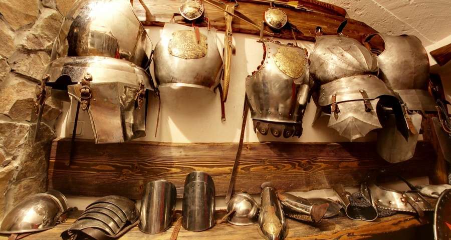 Середньовічні обладунки у зброярні