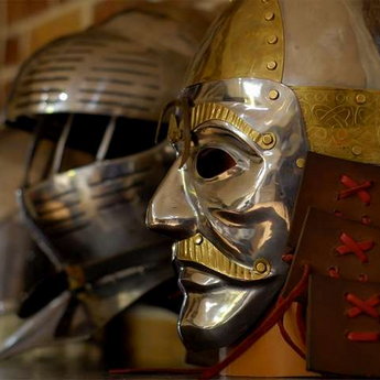 Середньовічні лицарські лати у Вежі Ведмежій